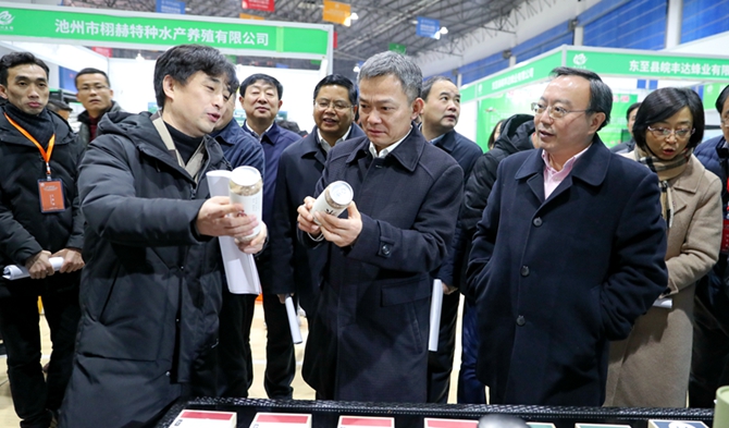 操龙灿巡视首届“池州生鲜”农林特产推介会展馆 
聂爱国等参加